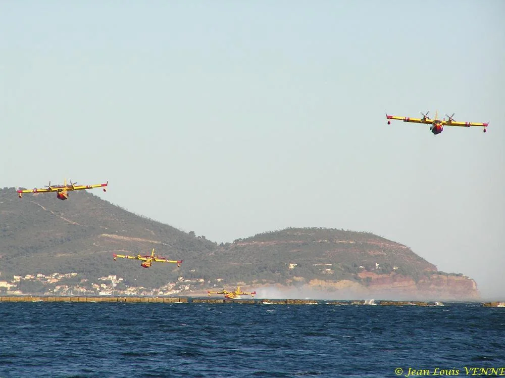 Les Canadairs interviennent au-dessus de Saint Mandrier