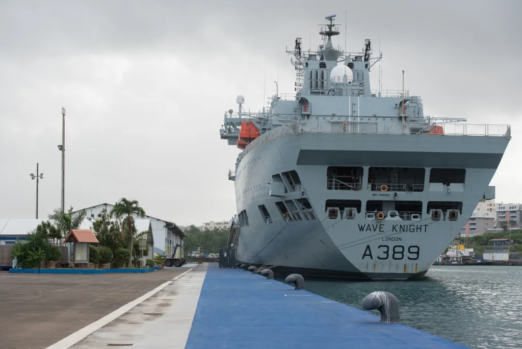 Le bâtiment de soutien de la Royal Fleet Auxiliary (RFA) Wave Knight en escale à Fort-de-France