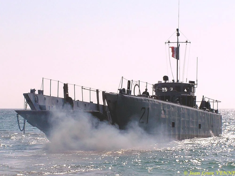 La flottille amphibie s'entraîne sur la plage des Sablettes