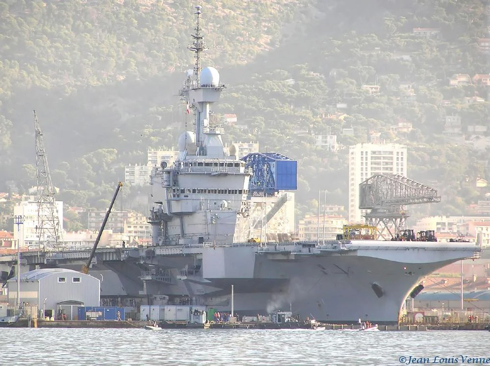 Le Charles de Gaulle entre au bassin