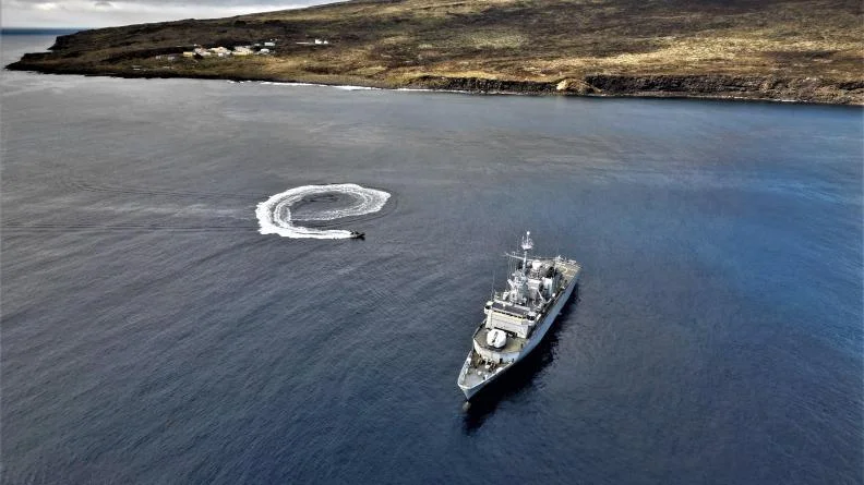 La frégate Floréal au large de l’île Amsterdam