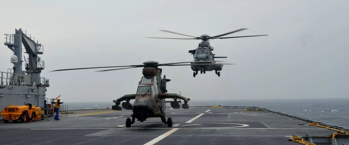 Des hélicoptères de l’armée de terre à bord du BPC Mistral