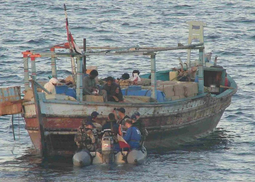 L'équipe de visite du Guépratte se prépare Ã  monter Ã  bord du dhow