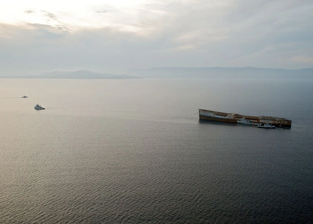 Arrivée à Toulon de la coque de l’ex-pétrolier Saône