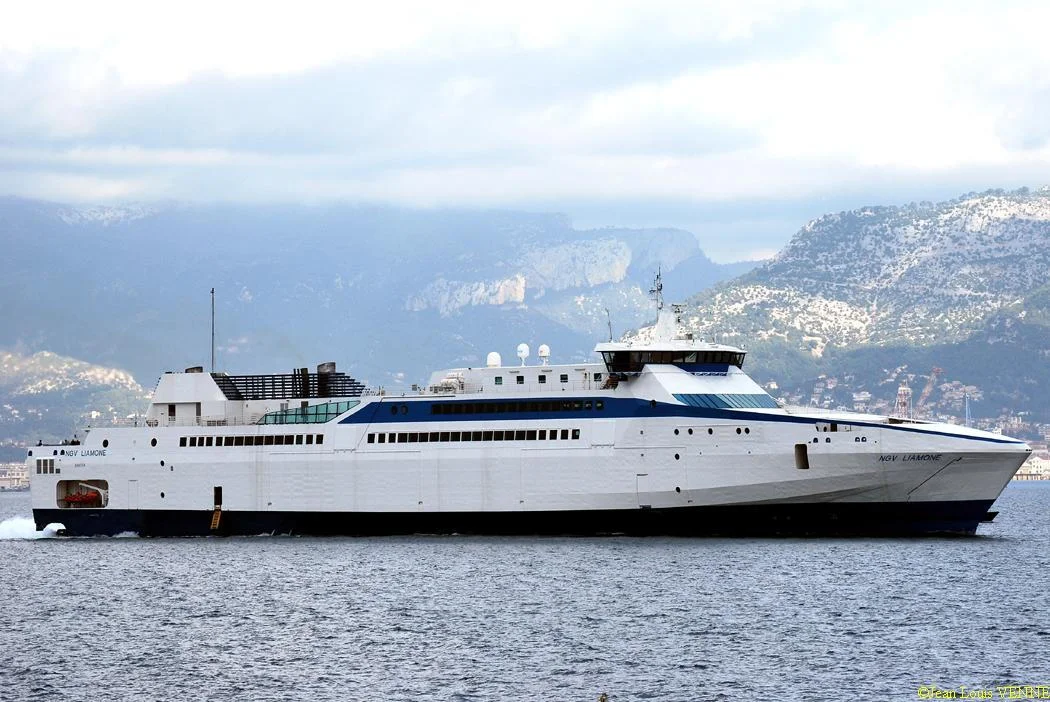 Le Liamone sort de la base navale de Toulon pour des essais