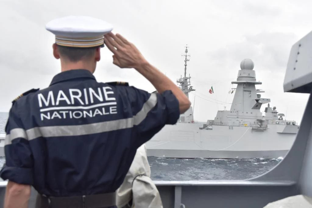 Le commandant du Surcouf salue la frégate italienne Martinengo