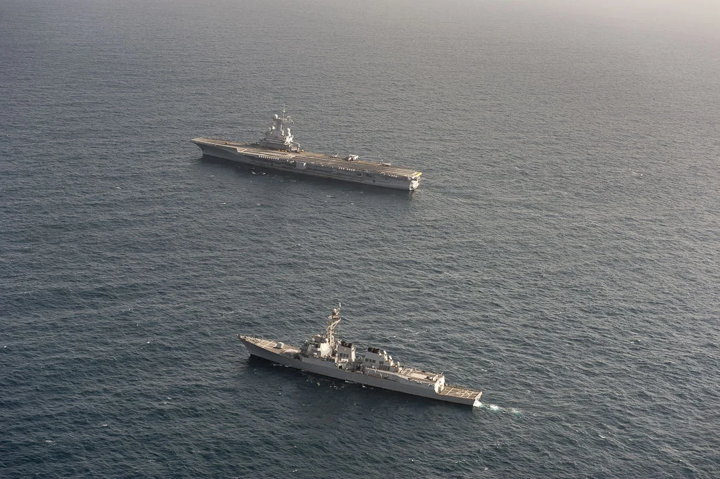 Le destroyer USS Bulkeley navigue aux côtés du porte-avions Charles de Gaulle