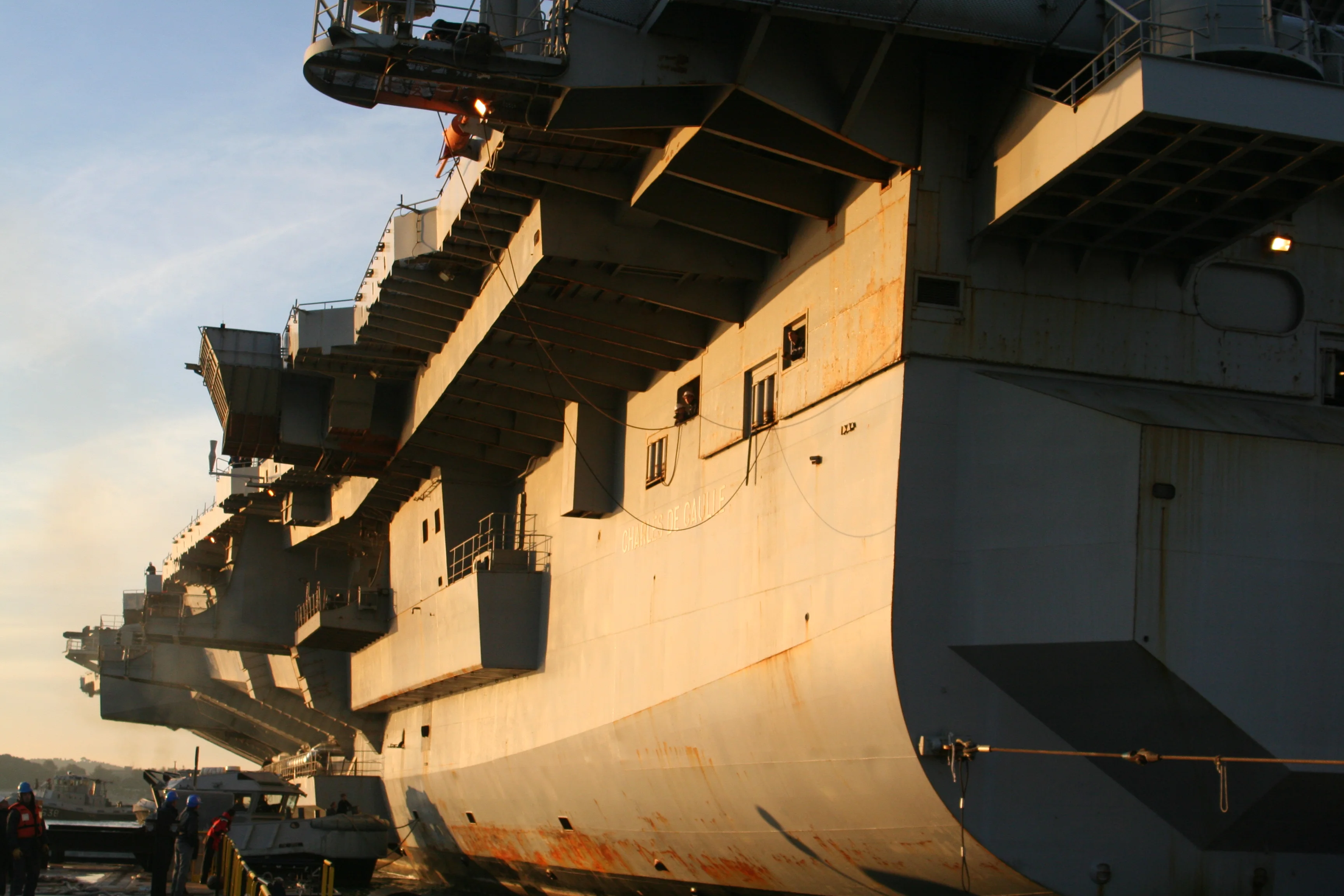 Le porte-avions Charles de Gaulle entre au bassin Vauban