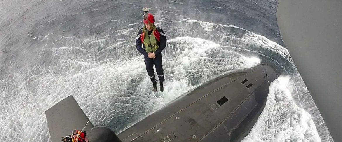 Emmanuel Macron, président de la République, hélitreuillé à bord du SNLE Le Terrible
