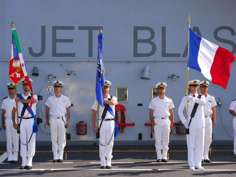 Cérémonie sur le pont du porte-avions italien Giuseppe Garibaldi