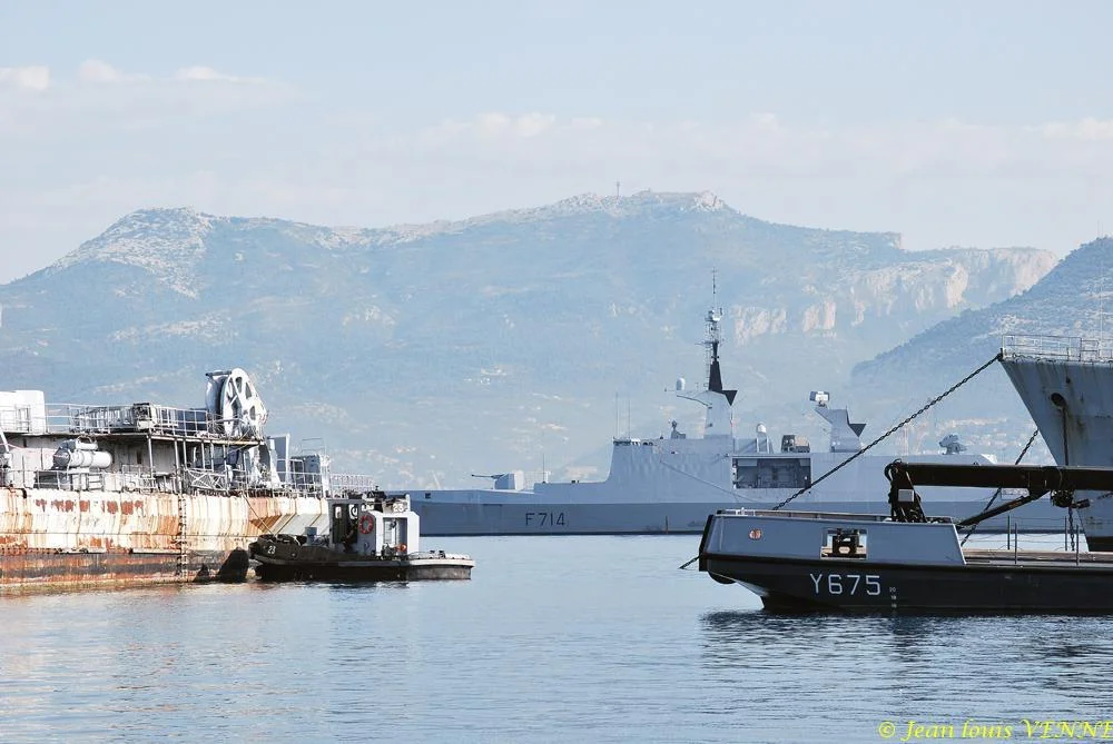 La coque de l’ex-aviso escorteur Commandant Rivière transférée de Saint-Mandrier à la base navale de Toulon