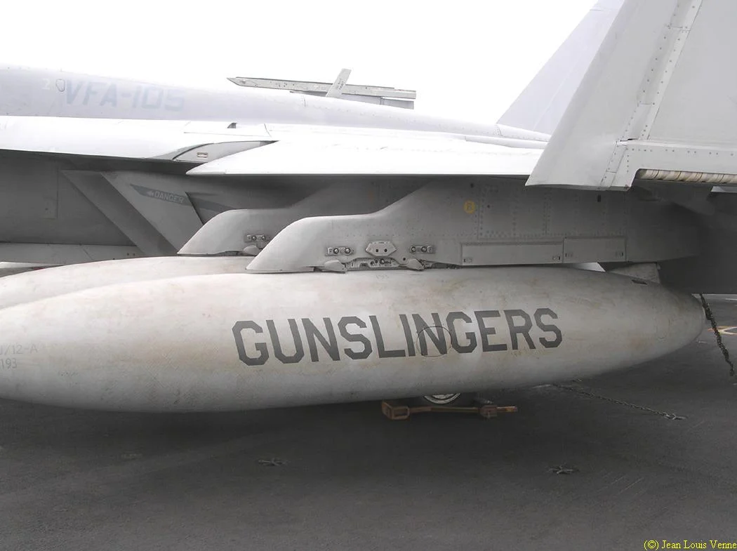 Un avion de contre-mesure électronique Grumman EA-6 Prowler