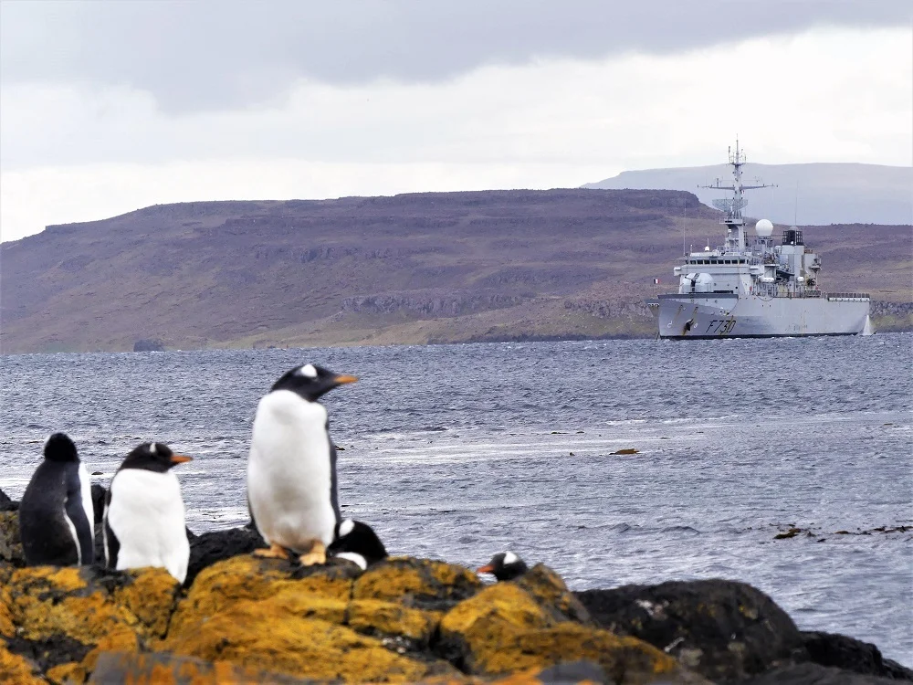 La frégate Floréal au large des Kerguelen