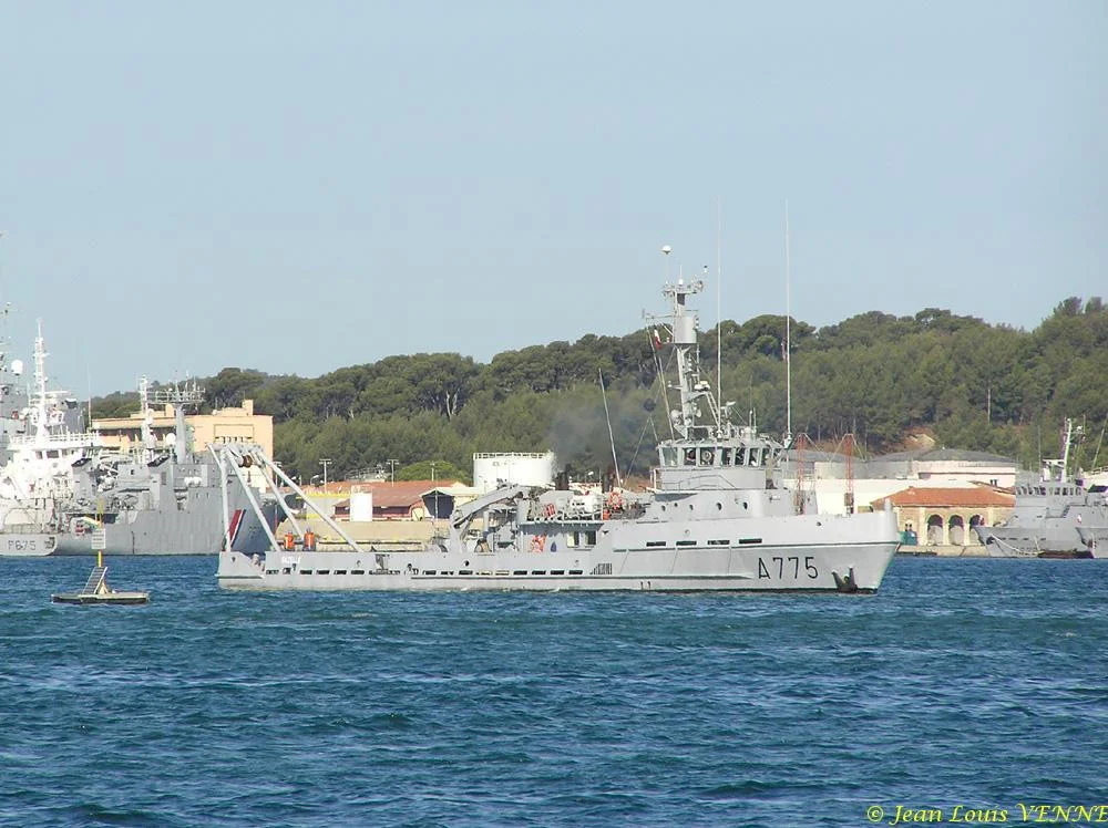 Le porte-avions Charles de Gaulle avant sa sortie de bassin