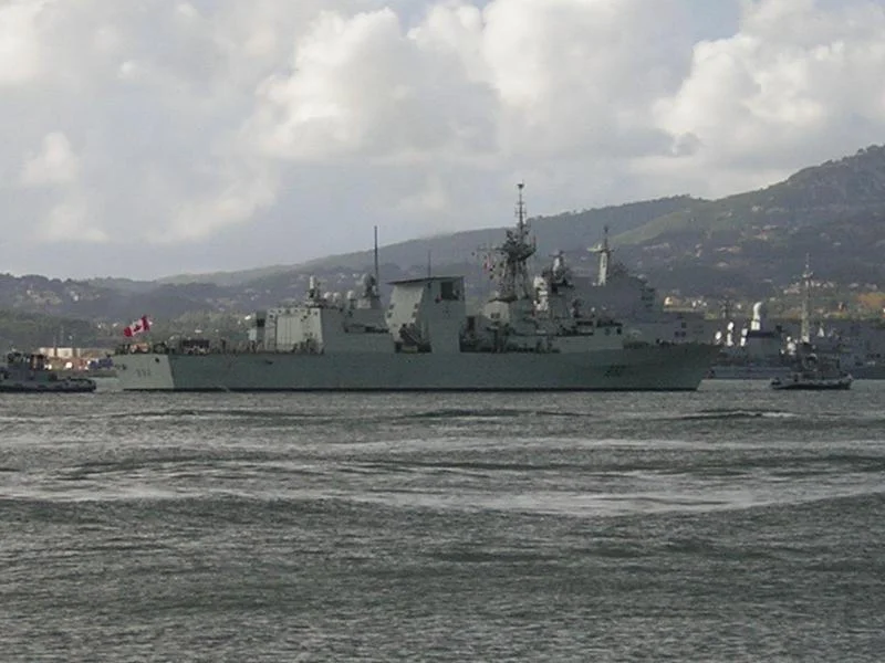 La frégate canadienne Ville de Québec arrive à Toulon