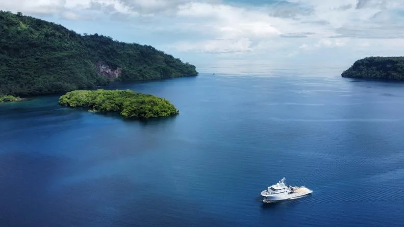 Le bâtiment de soutien D'Entrecasteaux à Kimbé en Papouasie-Nouvelle-Guinée