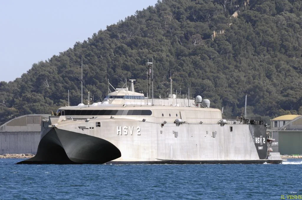 Le catamaran américain Swift arrive à Toulon