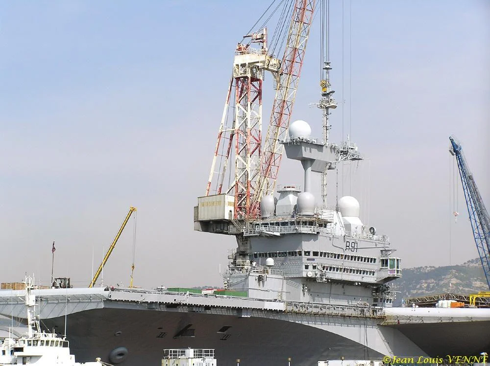 Travaux dans la mâture du Charles de Gaulle