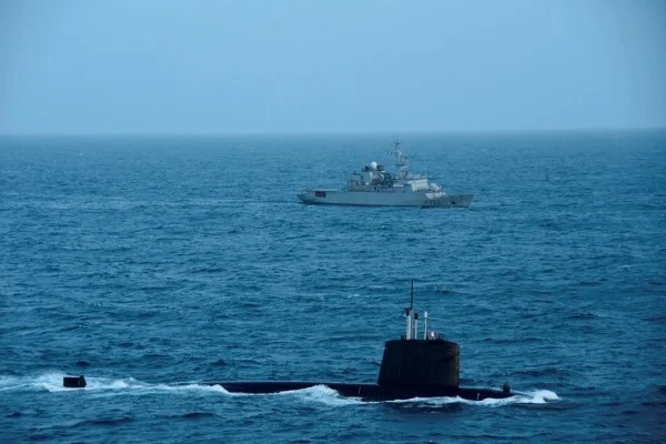 La frégate Vendémiaire et le sous-marin Emeraude