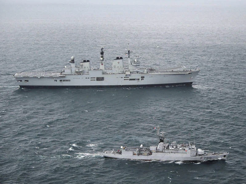 Le porte-hélicoptères britannique HMS Illustrious et l'aviso Lieutenant de Vaisseau Lavallée, en route pour La Corogne