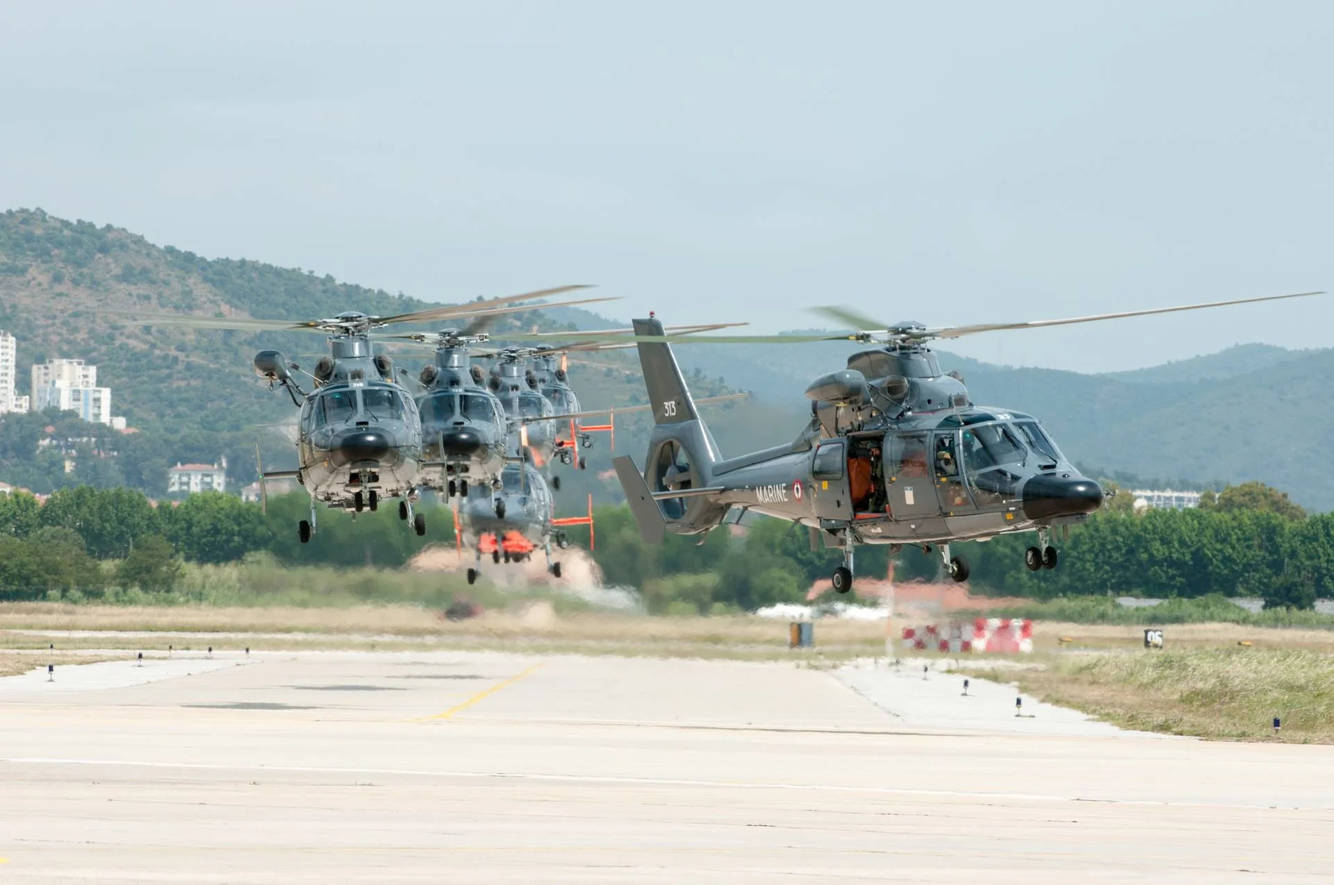 Les hélicoptères de la 35F se préparent à l’atterrissage à Hyères