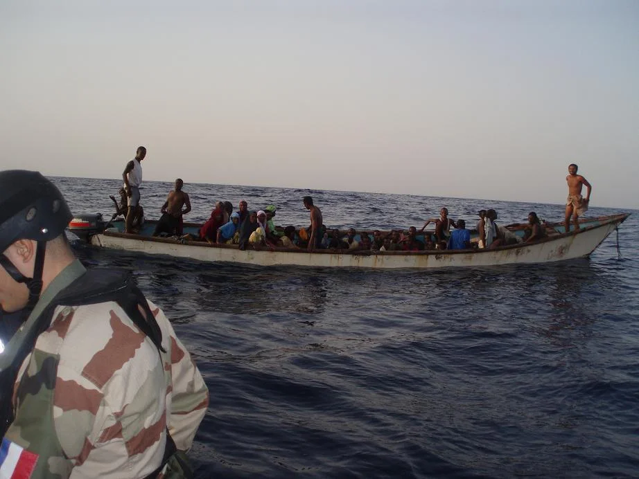 La frégate La Fayette se porte au secours d’une embarcation en panne