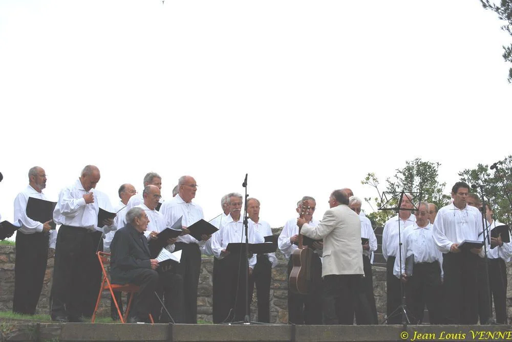 Un groupe chante des chants de marins