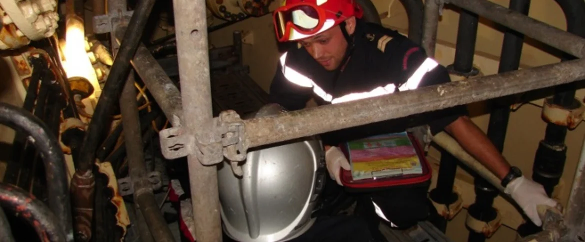 Les marins pompiers de l’Ile Longue et le GRIMP de Crozon et Camaret s'entraînent dans un ballast de SNLE