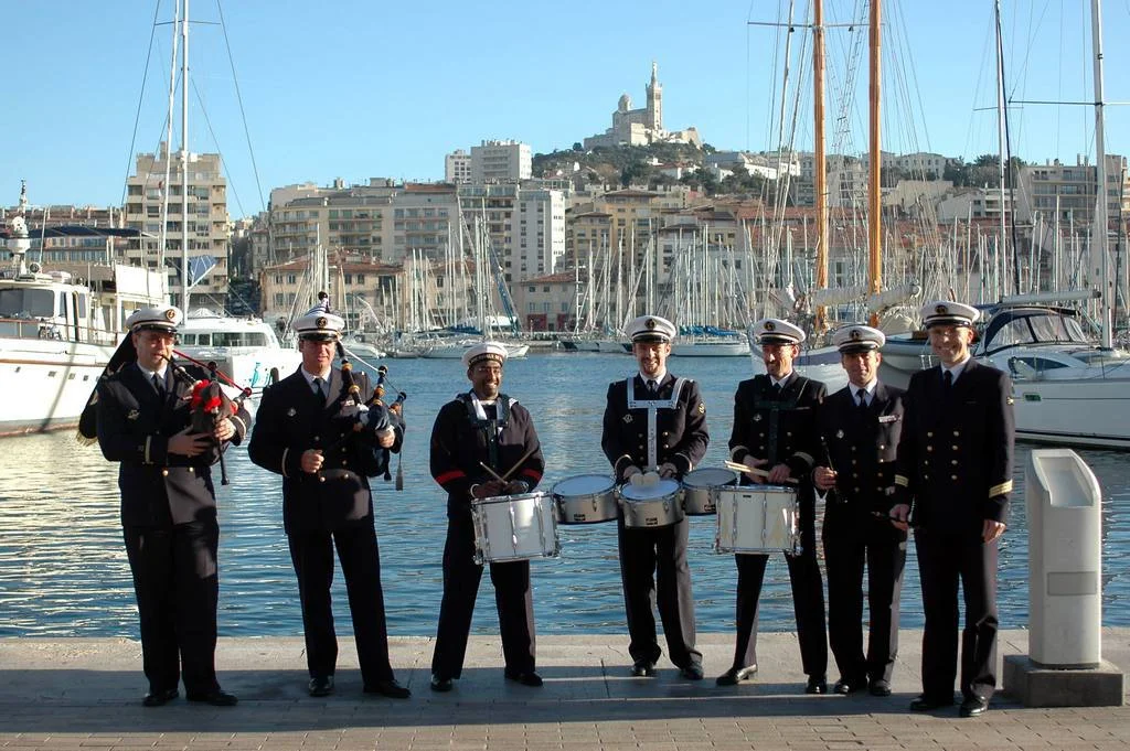 Le bagad de St-Mandrier sur le Vieux-Port de Marseille