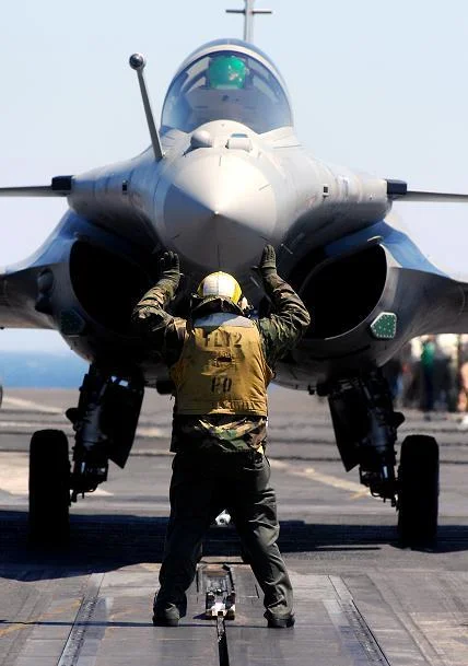 Un Rafale sur le porte-avions USS Truman