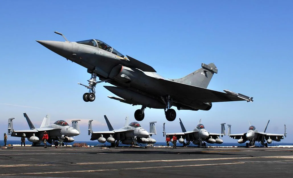 Un Rafale sur le porte-avions USS Truman