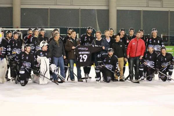 Rencontre entre sous-mariniers et hockeyeurs canadiens sur la glace brestoise