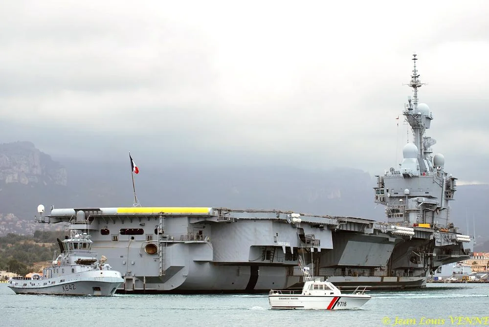 Avant l’arrivée du ministre, le Charles de Gaulle appareille