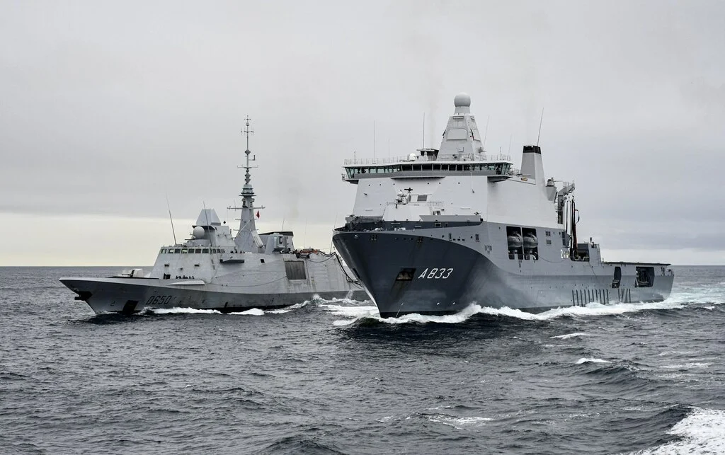 La frégate Aquitaine et le ravitailleur néerlandais Karel Doorman