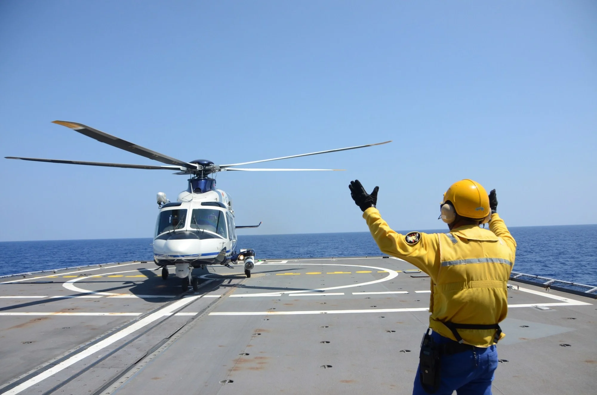 Un hélicoptère chypriote sur le pont d'envol de la frégate Chevalier Paul