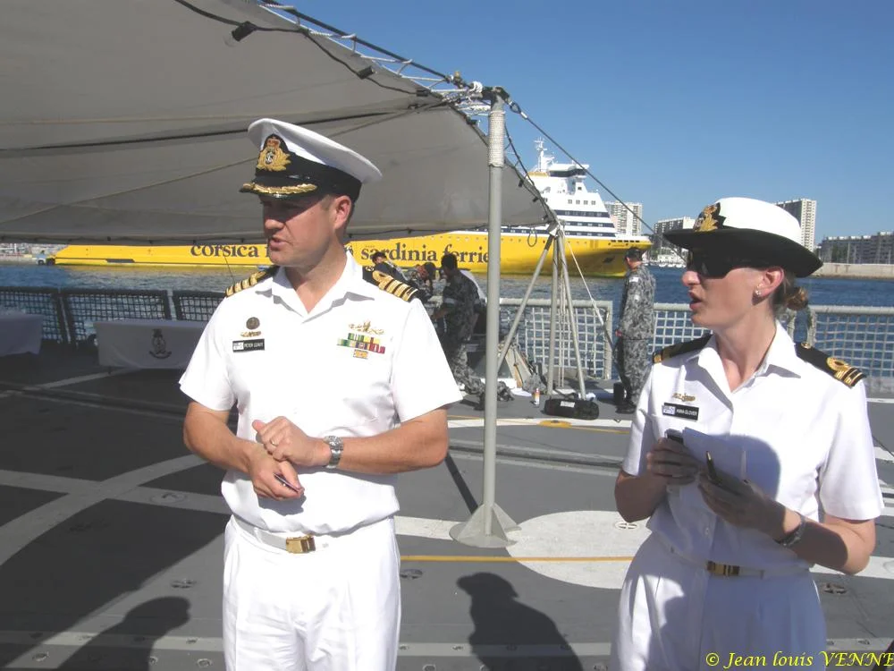 Le commandant de la frégate australienne HMAS Sydney nous accueille