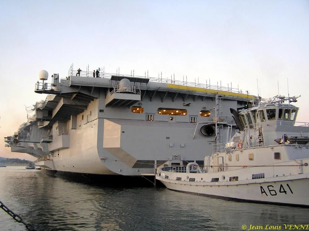 Le Charles de Gaulle sort du bassin