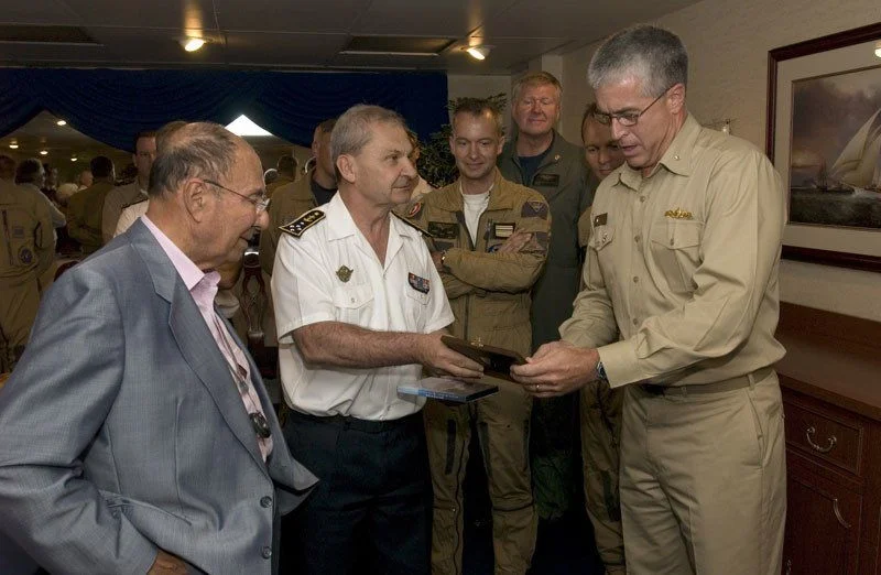 Echange de cadeaux entre les 2 amiraux