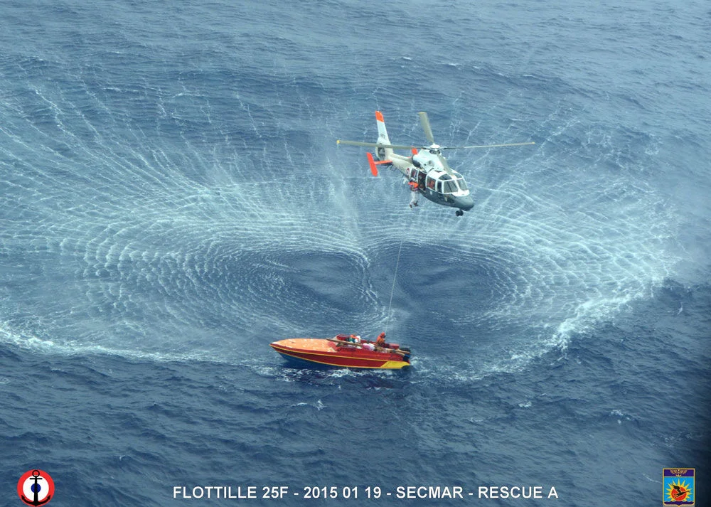 Les moyens aériens des FAPF au secours de trois naufragés