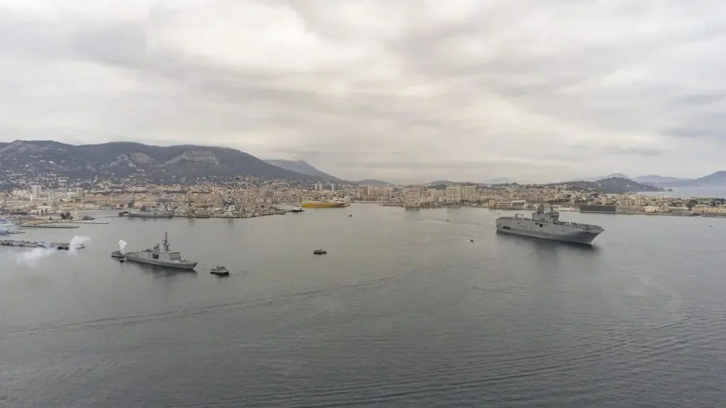 Le Tonnerre et le Surcouf appareillent de Toulon