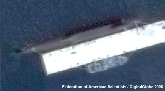 Un SNLE de la classe Jin amarré à la base de Yulin