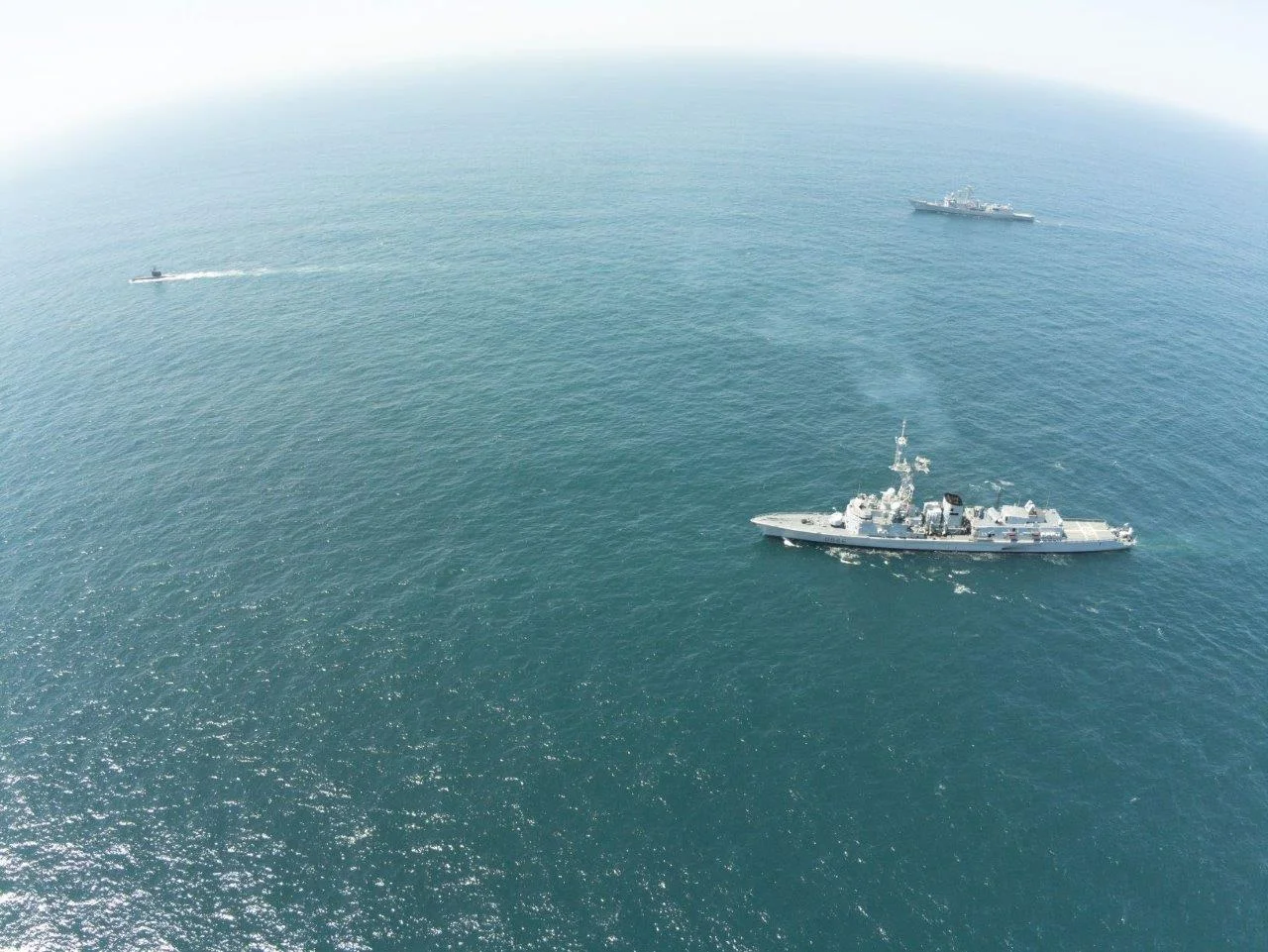 La frégate Latouche-Tréville, la frégate égyptienne Alexandria et un sous-marin égyptien