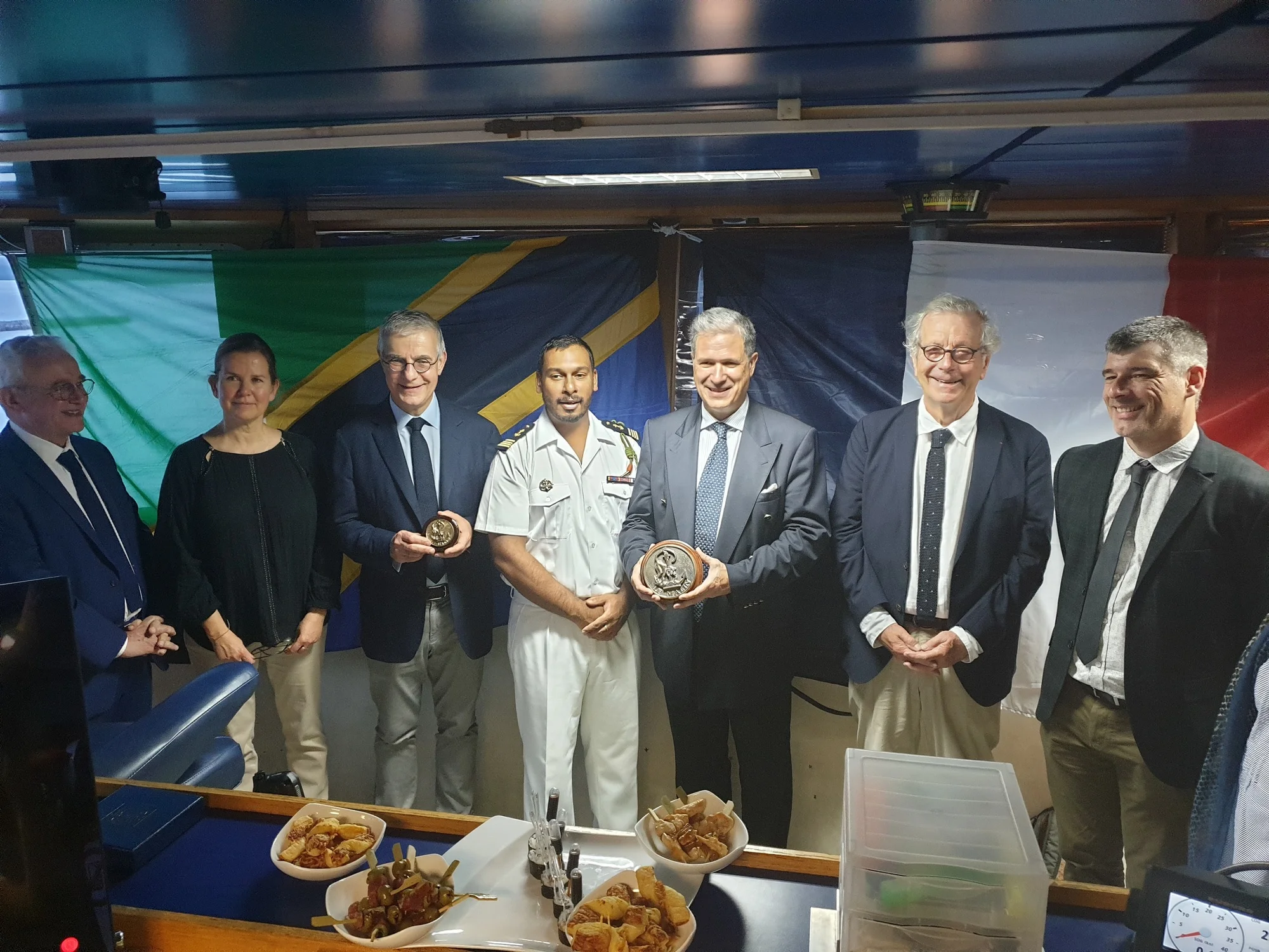 L’ambassadeur de France en Tanzanie et une délégation de sénateurs français accueillis à bord du Malin