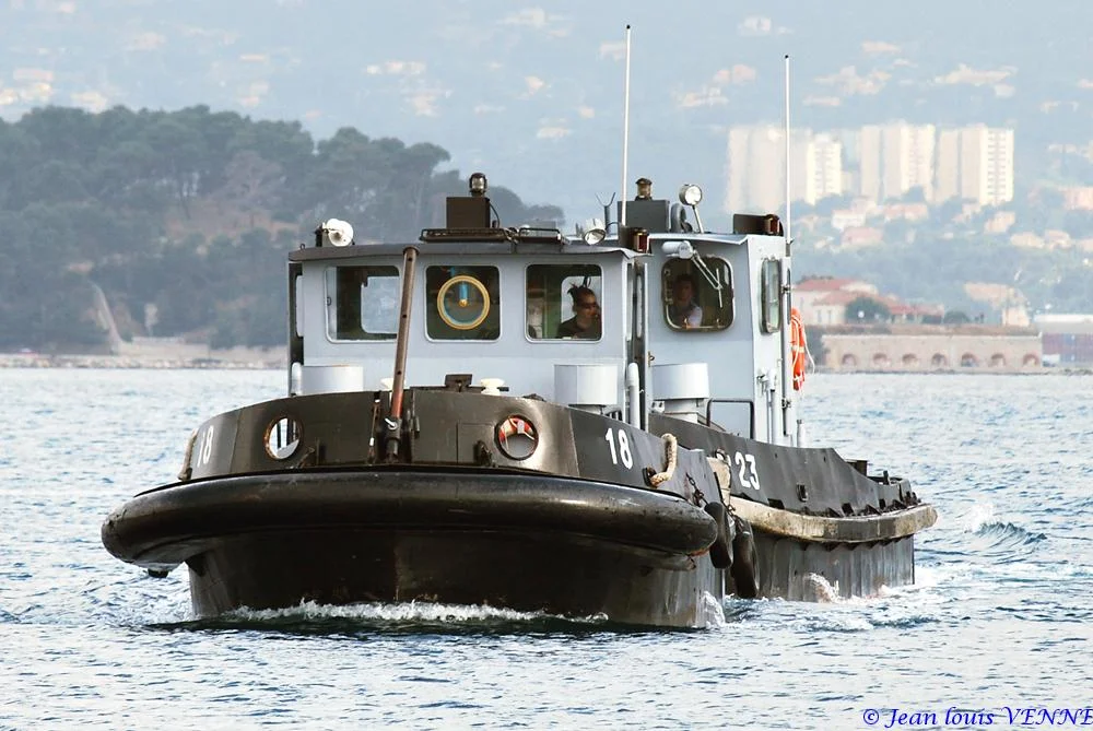 Les pousseurs de la base navale