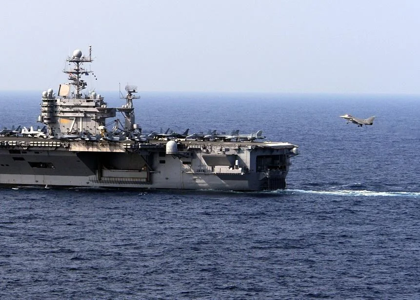 Un Rafale français se prépare à apponter sur le Theodore Roosevelt