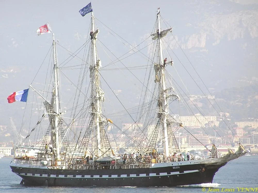 Le voiler Bélem quitte le port de Toulon