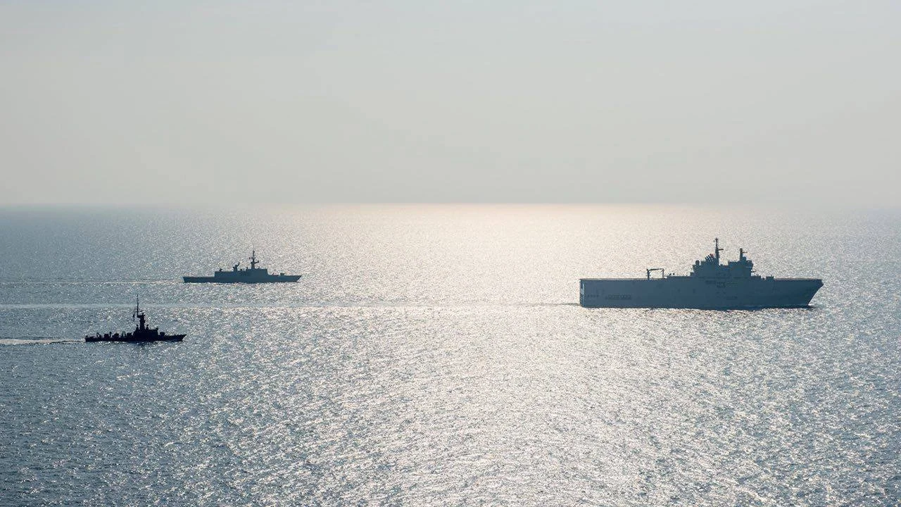 Exercice Passex entre la frégate Surcouf, le BPC Dixmude et la frégate singapourienne Vigilance