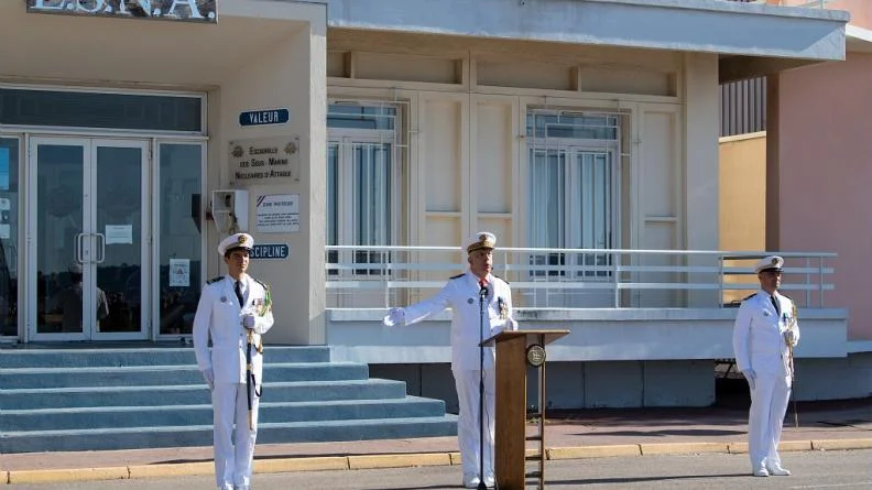 Le vice-amiral d’escadre Chaineau fait reconnaitre le capitaine de corvette Falhun comme commandant du SNA Rubis