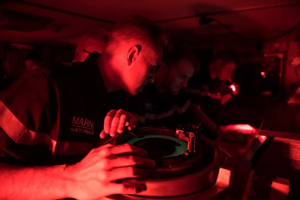 Quart de nuit en passerelle d'un bâtiment école
