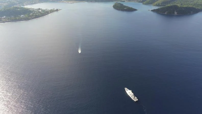 Le bâtiment hydrographique Beautemps-Beaupré au large de Gondelour